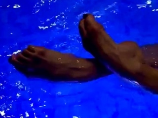 Swan Feet aka swanfee OnlyFans – Arches under the water